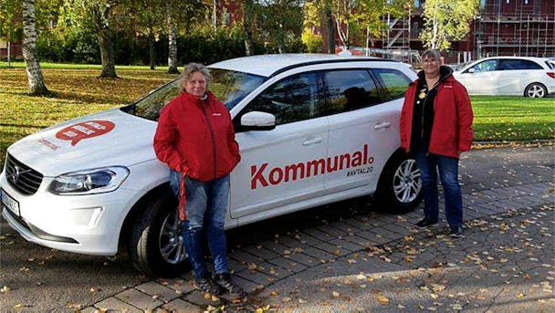 Merja Niemi och Anneli Giulotte, regionala fackliga ombud i Kommunal Vänerväst, med avtalsbilden i bakgrunden.