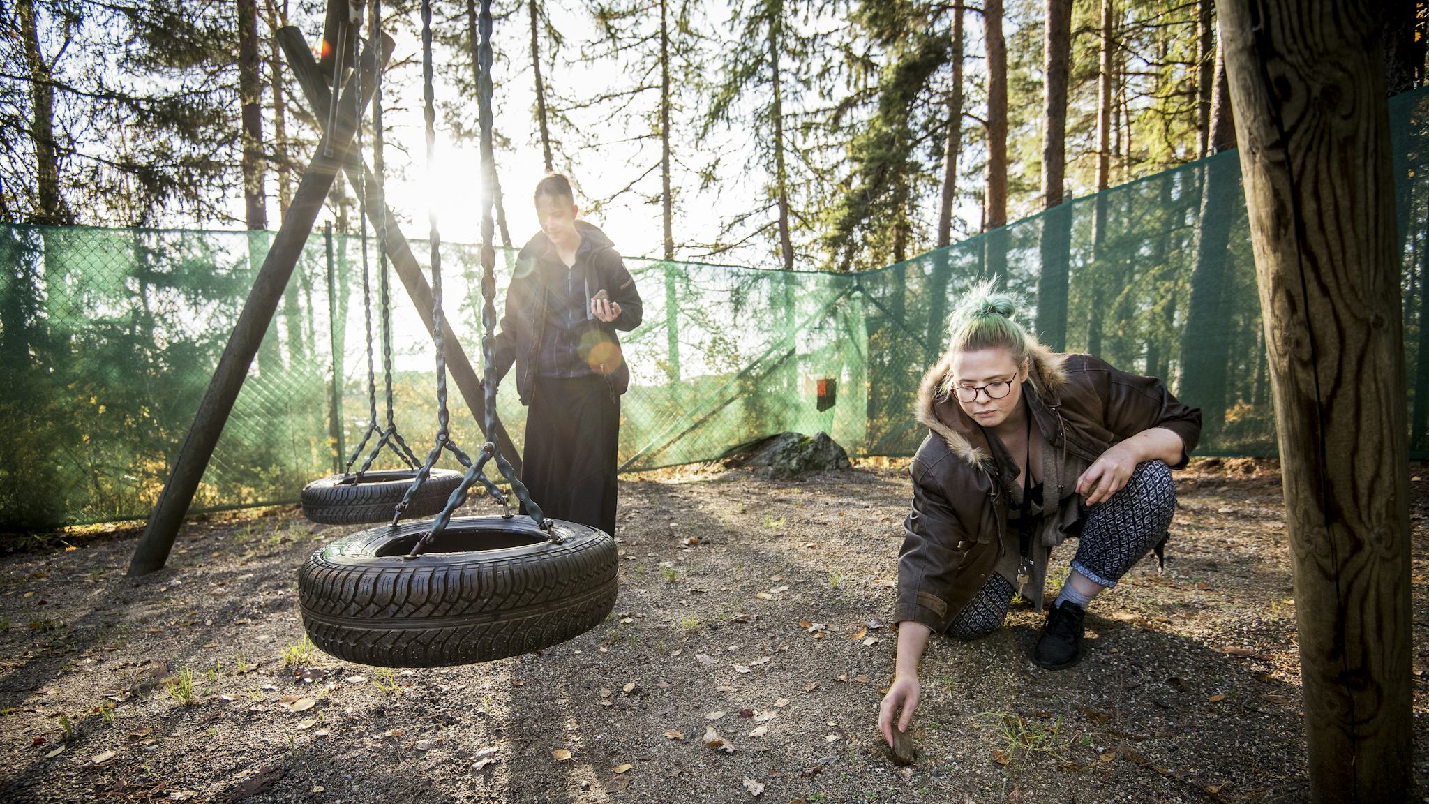 Christa Opava plockar stenar tillsammans med Matilda Lindström.