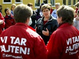 Förbundsordföranden Ylva Thörn besöker strejkande kommunalare i Eskilstuna 2003.