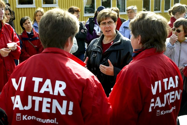 Förbundsordföranden Ylva Thörn besöker strejkande kommunalare i Eskilstuna 2003.