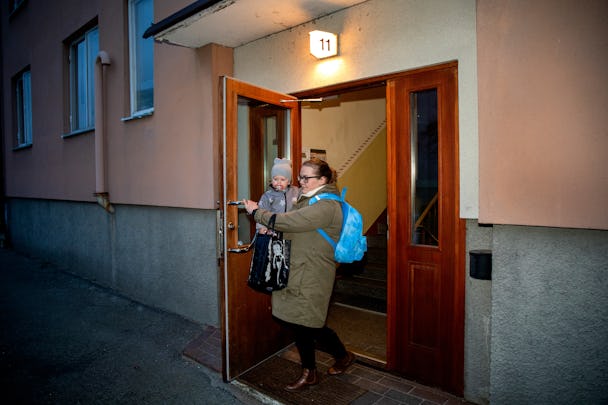 Vid sextiden en lördag morgon går Madeleine Berggren hemifrån för att lämna sin son Ludwig, 1,5 år, på nattis.