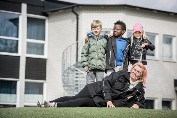 Ylva Funnell med barnen Ebbe Valtanen, Hassan Siyaad och My Lüthi.