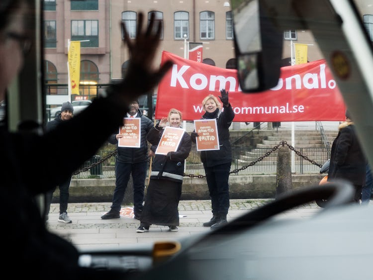 Fawzi Shadida, Genc Zenuni, Carita Alenius och Senka Hadzimujic vid protesten utanför centralstationen i Malmö.