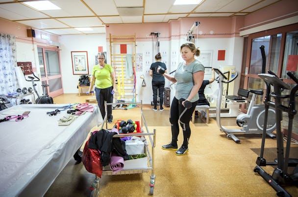 Enhetschefen Sara Aldrin leder ett träningspass.