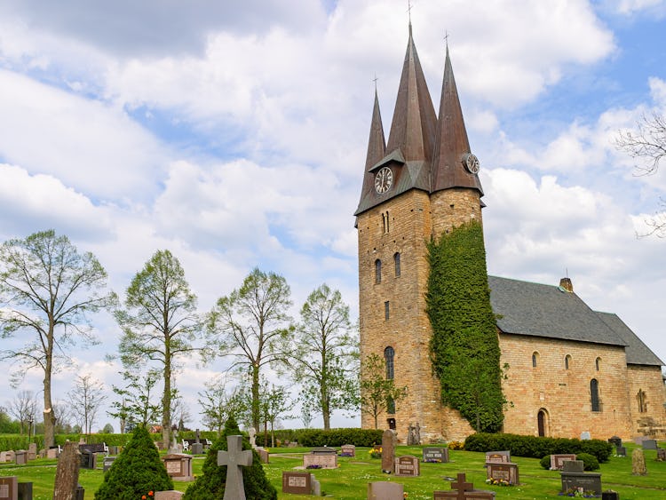 Husaby kyrka (genrebild).