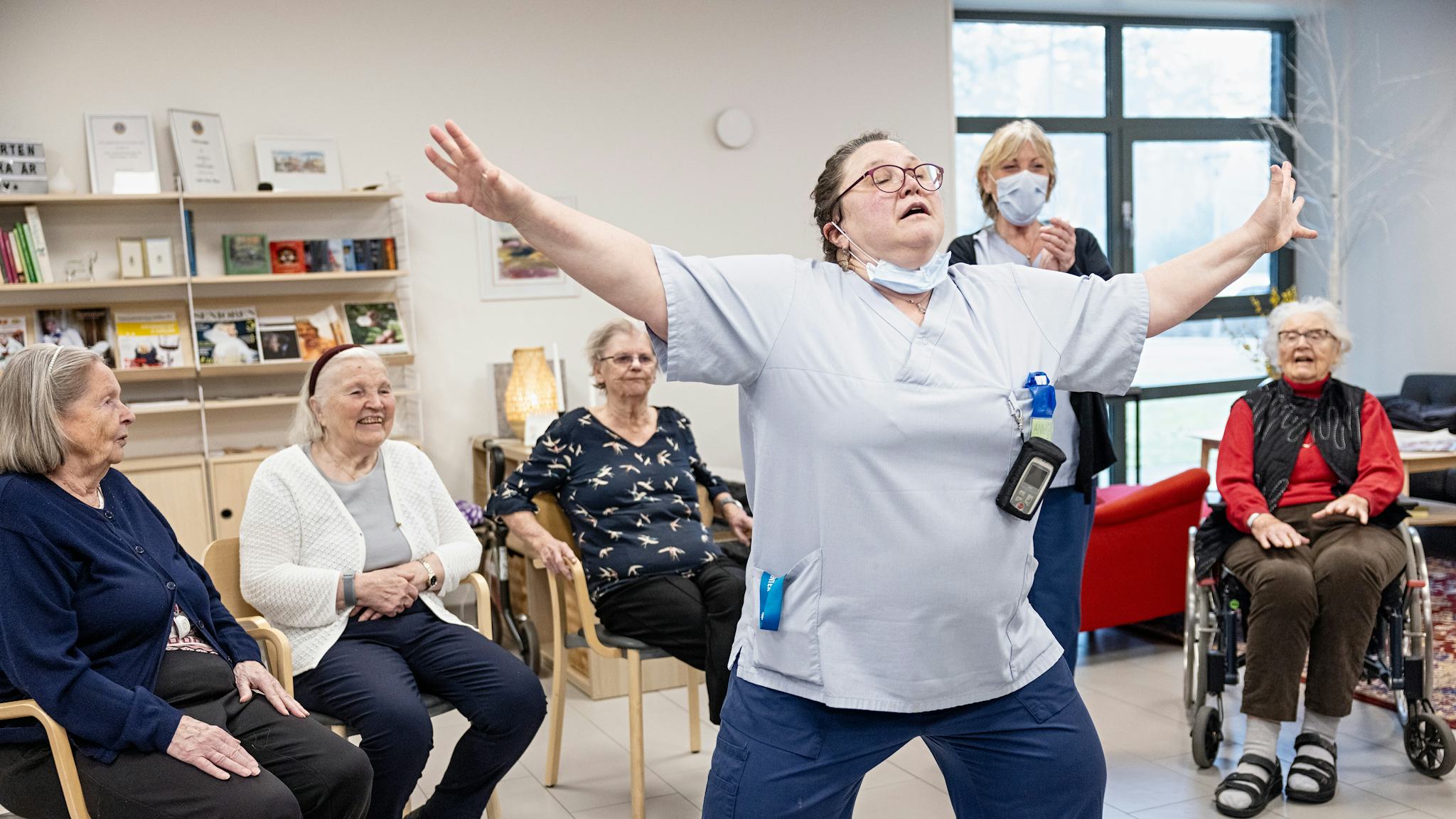 Undersköterskan Anna Hanson är kulturansvarig. Hon dansar och sjunger gärna med i musiken hon har valt ut till de äldres stora glädje.
