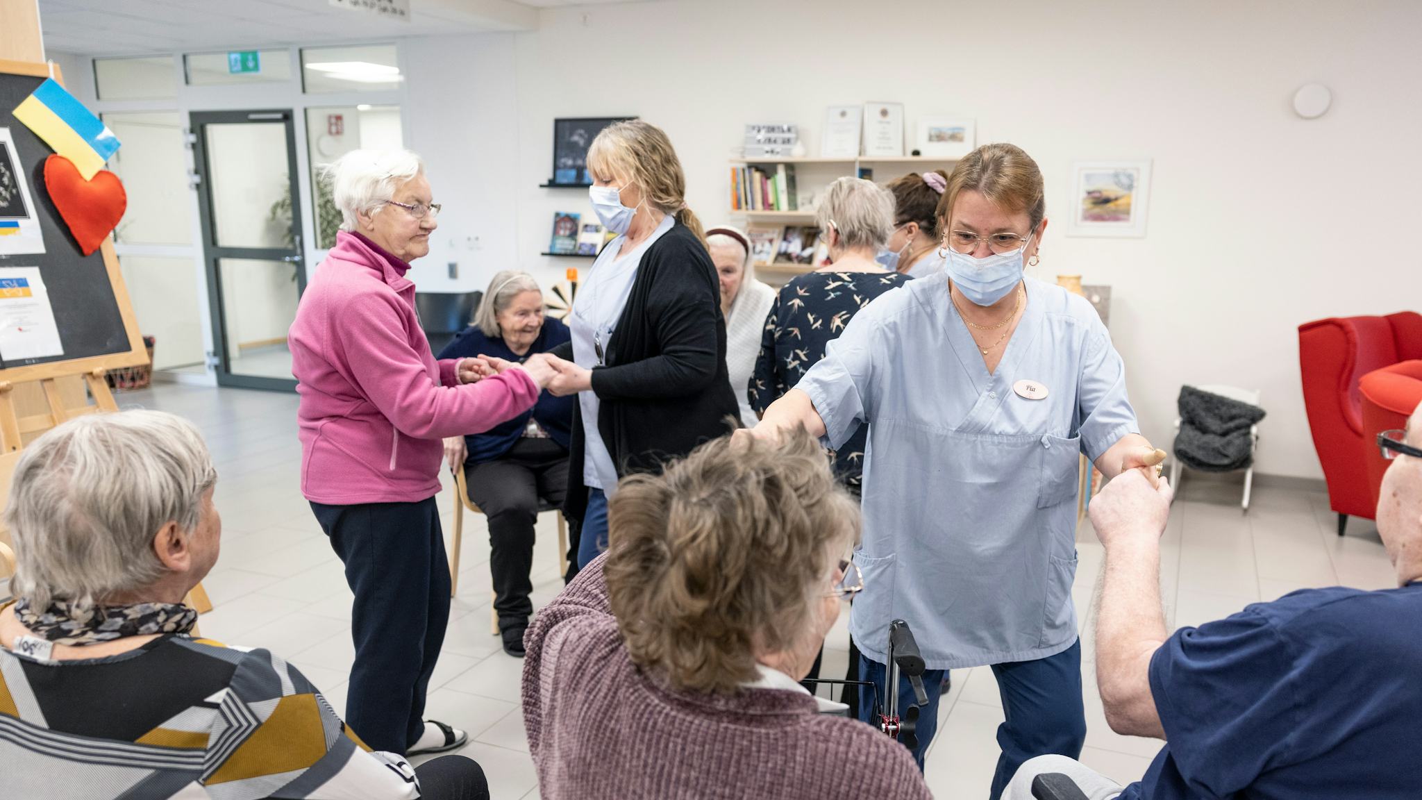 De äldre dansar gärna med när undersköterskorna Pia Levin och Carina Ljungkvist bjuder upp.