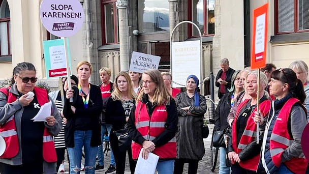 Vårdpersonal protesterar i Örebro.