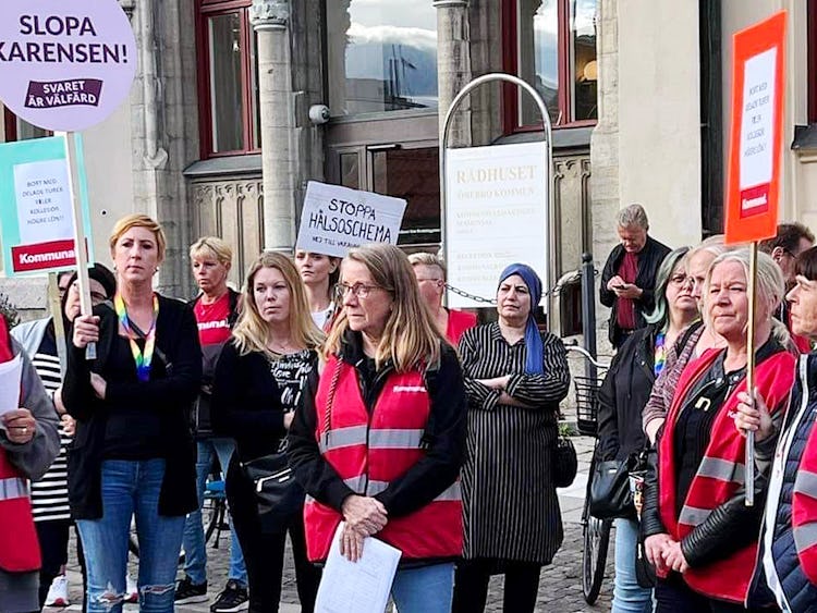Vårdpersonal protesterar i Örebro.