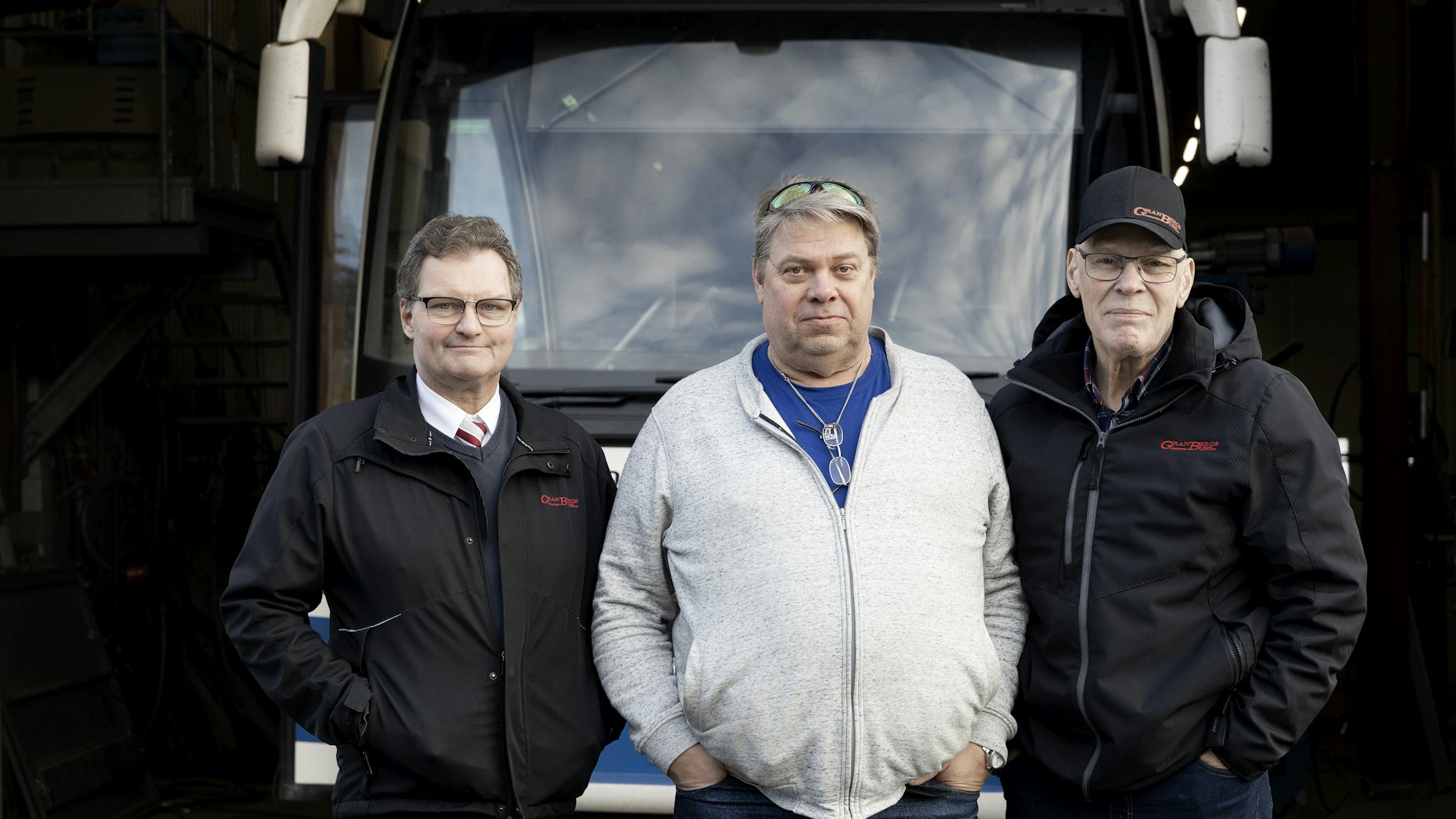 Ulf Lundqvist och Lennart Långström är pensionärer men kör buss ändå. I mitten ”junioren” Michael Håll som ”bara” är 61 år.