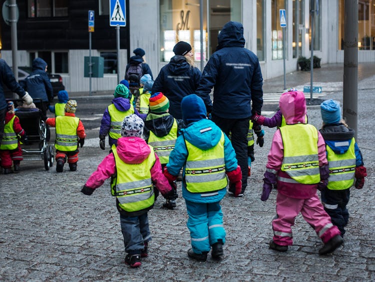 Personal från en förskola på promenad med barn.