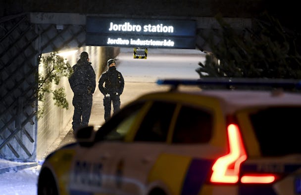 I början av januari sköts två personer i närheten av pendeltågsstationen i Jordbro. En av dem avled.