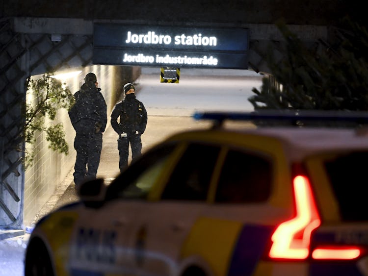 I början av januari sköts två personer i närheten av pendeltågsstationen i Jordbro. En av dem avled.