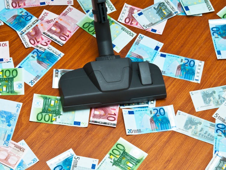 En drös euro-sedlar på golvet, och en dammsugare ibland dom.