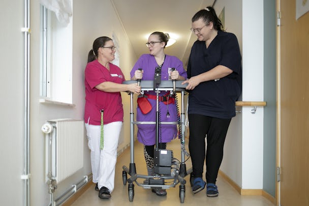 Lisa Jakobssons fokus som specialist­undersköterska och 
omsorgshandledare är att lyfta 
undersköterskorna i deras yrkes­roller. Här visar hon kollegerna 
Linda Andersson och Frida Andersson hur ett gåbord fungerar.