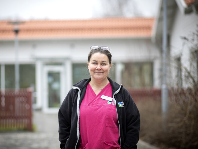 Lisa Jakobsson, specialistundersköterska med 37 000 kronor i månadslön.