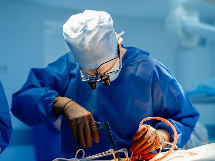 Kirurg som utför en operation.