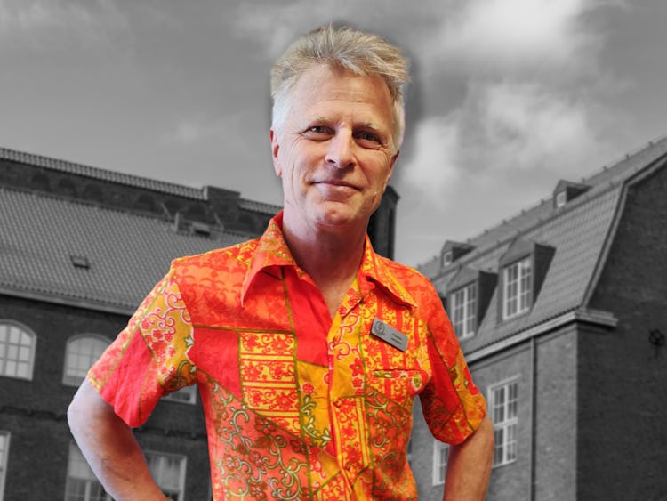 Ulf Byström fick inte ha hawaiiskjorta på jobbet som skolvaktmästare på Hvitfeldtska gymnasiet i Göteborg. (Bilden är ett montage.)