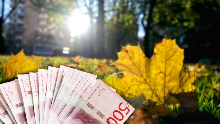 I Region Västernorrland har personalen fått besked om att det dröjer till slutet av september innan nya lönen börjar betalas ut.