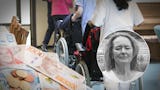 Carina Heikkilä porträttbild tillsammans med undersköterskor som drar rullstolar. Carina vill att äldre med erfarenhet får högre lön.