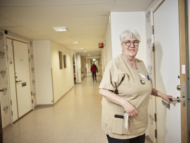 Anna-Sofia Nilsson har jobbat som undersköterska i 42 år, men tjänar betydligt mindre än de inhyrda konsulterna.