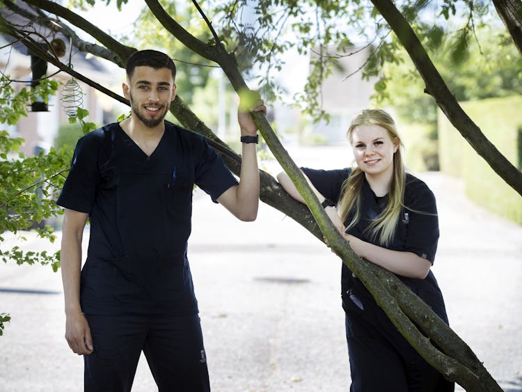 Abdullah Alkhafaja och Isabel Weiland ska locka fler unga att ta jobb inom äldreomsorgen i Trelleborg.