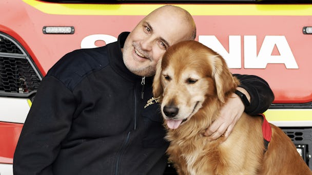 Brandmannen Kirill Hristov och hunden Killian.
