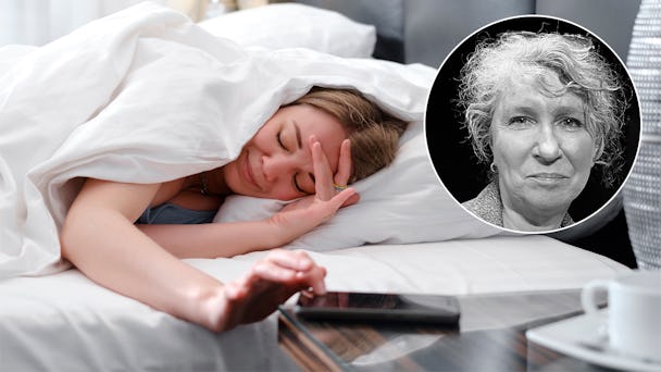 Kvinna i sängen blir väckt av något i sin telefon. Infälld porträttbild på Ann Björling.