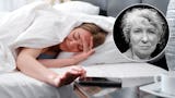 Kvinna i sängen blir väckt av något i sin telefon. Infälld porträttbild på Ann Björling.