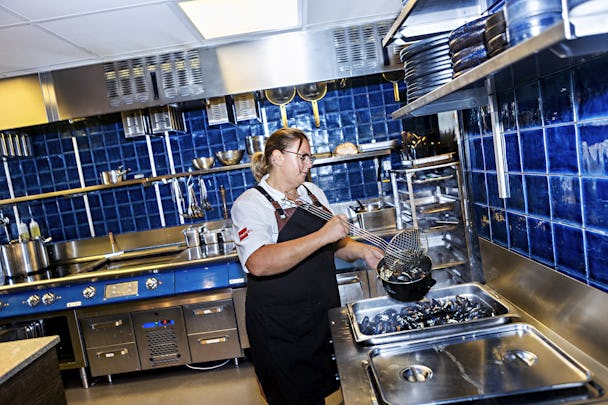 Kocken Jenny Gereonsson bytte sitt vanliga jobb på en förskola mot sommarjobb på Musselbaren i Smögen.