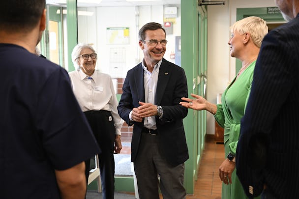 Statsminister Ulf Kristersson och äldre- och socialförsäkringsminister Anna Tenje (i grönt) presenterade satsningen på förlängt äldreomsorgslyft vid ett besök på vård- och omsorgsboendet Kungsgården i Kungsängen.