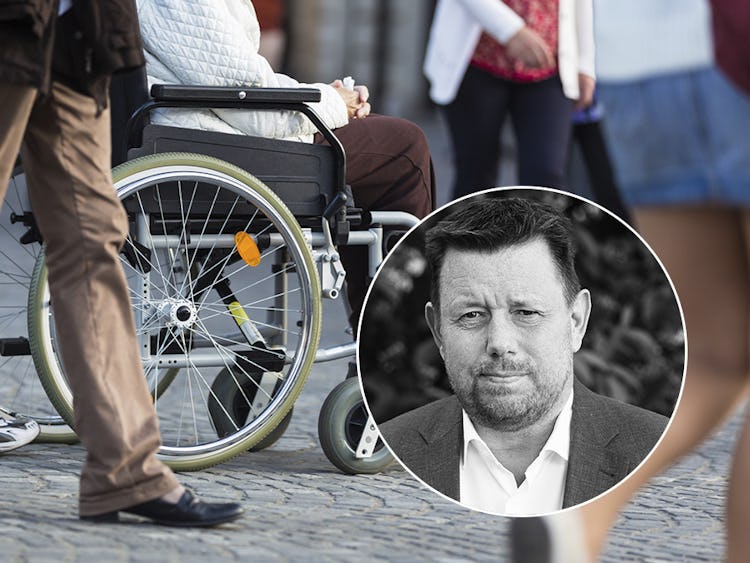 Bild på person som går med en person i rullstol. Porträttbild på Hans Dahlgren.