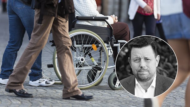 Bild på person som går med en person i rullstol. Porträttbild på Hans Dahlgren.