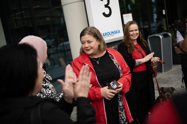 Kommunals ordförande Malin Ragnegård möttes av spontana applåder när hon träffade medlemmar utanför Karolinska universitetssjukhuset i Solna.