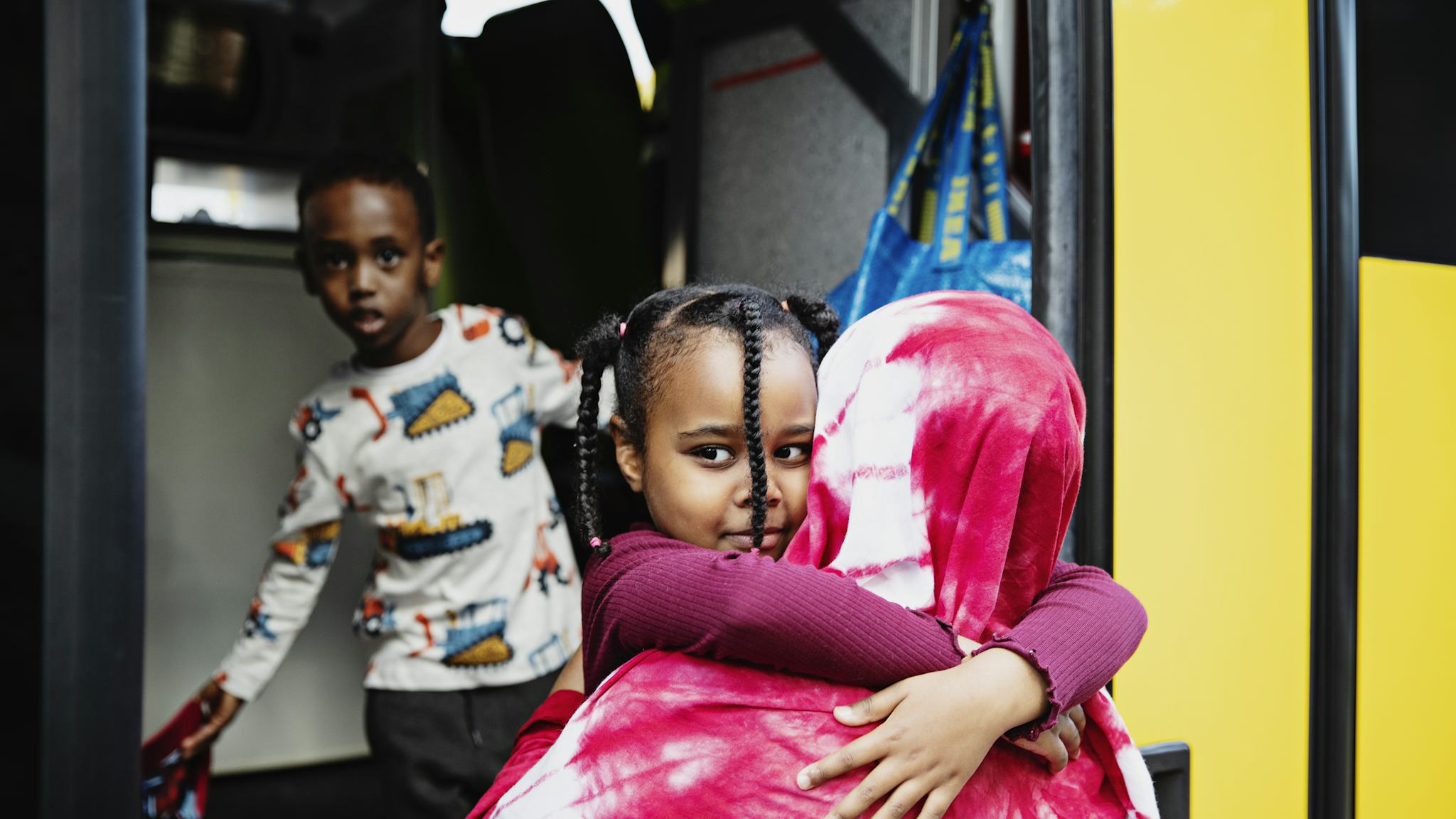 Mousab och Hanane lämnas av sin mamma vid bussen. Området där förskolebussen utgår från är segregerat och 100 procent av barnen har ­invandrarbakgrund.