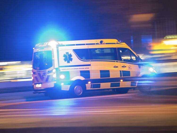 Ambulans under utryckning (genrebild).