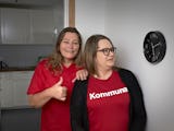Undersköterskorna Marie Kling och Monica Karlén är nöjda med de fått igenom kravet om längre nattpass.