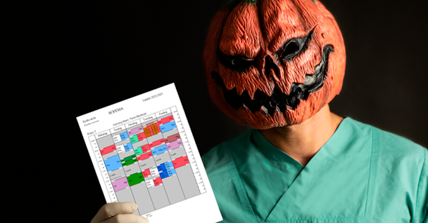 Bild föreställande en utklädd sköterska som håller upp ett schema i handen.