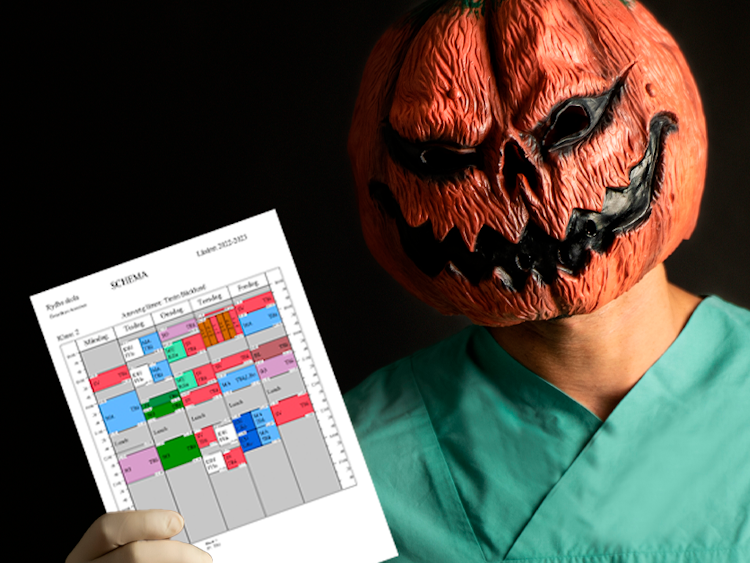 Bild föreställande en utklädd sköterska som håller upp ett schema i handen.