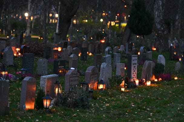 Ljus tända vid gravarna på Norra begravningsplatsen i Solna på allahelgona.
