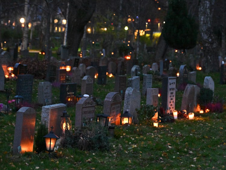 Ljus tända vid gravarna på Norra begravningsplatsen i Solna på allahelgona.