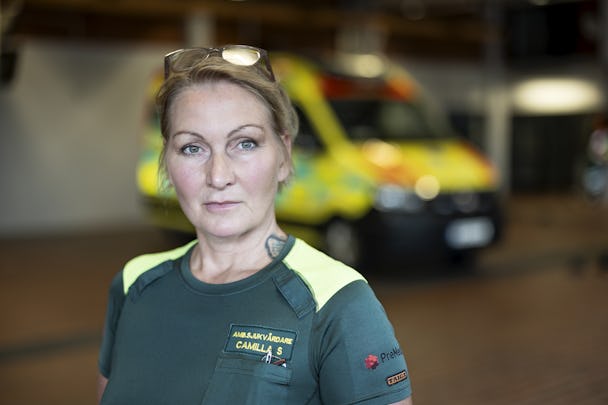 Bild på Camilla Sorbey, ambulanssjukvårdare, framför en ambulans.
