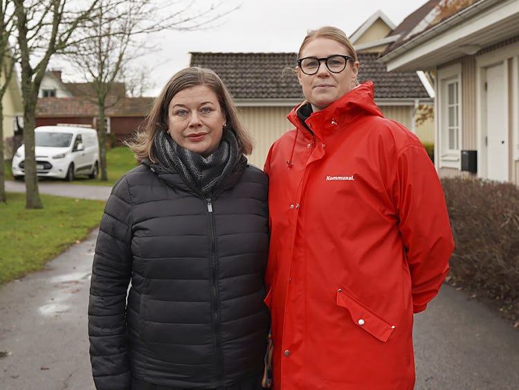 Elin Granquist och Malin Ragnegård, ordförande i Kommunal tillsammans på en gångväg.