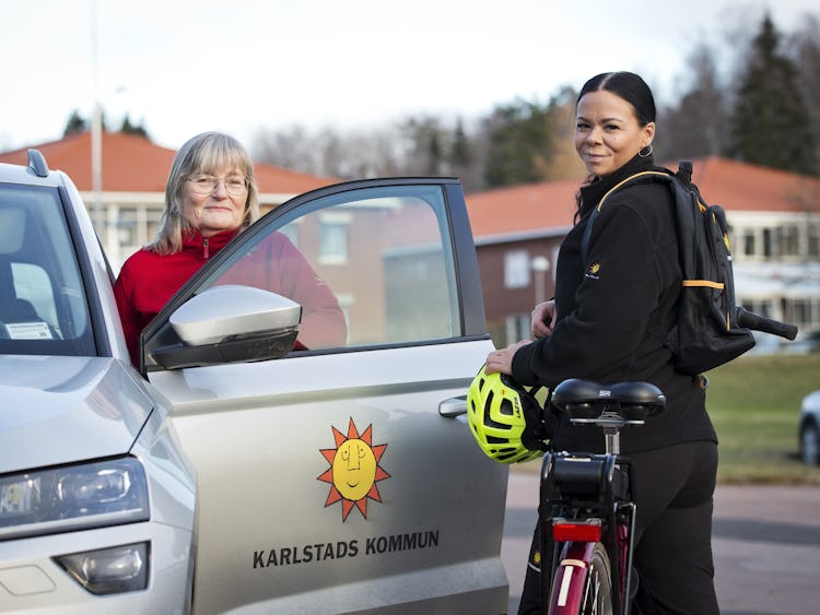 Bild på Eva Berglund och Pernilla Danielsson som jobbar inom hemtjänsten i Molkom.