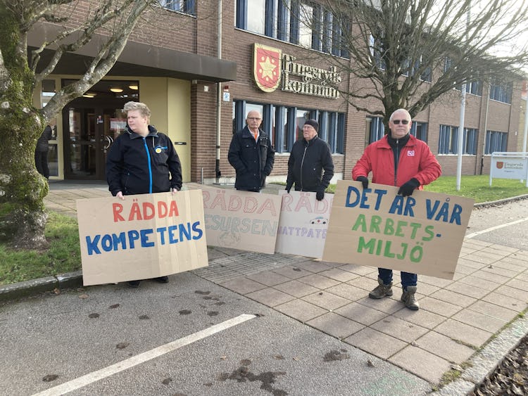 Bild på några som demonstrerar utanför Tingsryd kommunhus.
