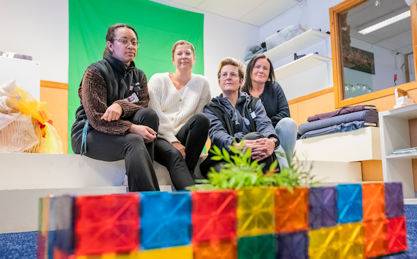 Pedagogerna Sara Bahrani, Jenny Nilsson, Anna Wernqvist och Laima Mineikis sitter på golvet i ett rum med färgglada block.