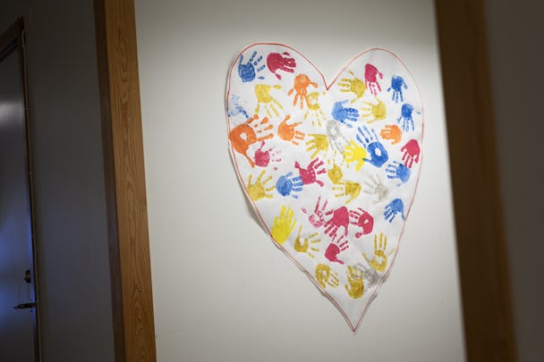 Ett hjärta gjort av handavtryck på en vägg.
