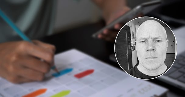 En bild av en man med en penna och mobil och planerar i en kalender.