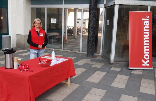 Kommunals huvudskyddsombud Gunilla Nordlander står framför ett bord med en röd duk.