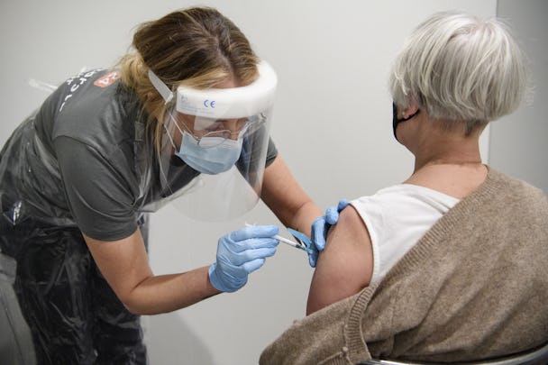 En kvinna blir vaccinerad på ett sjukhus.